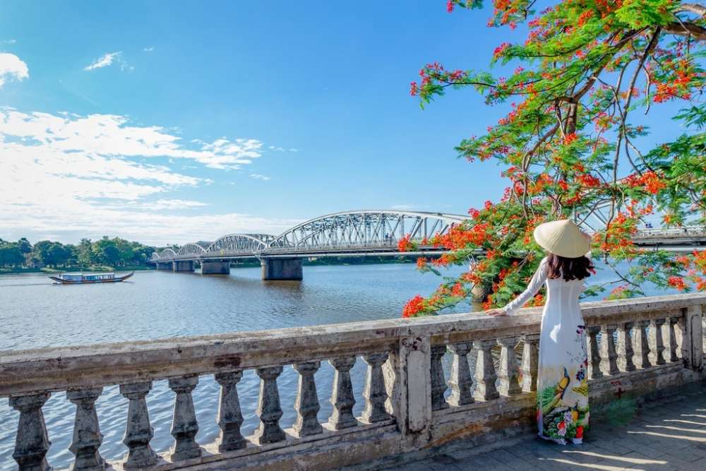 Rivière des Parfumset Pont Truong Tien à Hué